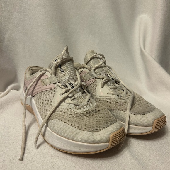 NIKE PINK WHITE SNEAKERS CU3584-010 MC TRAINERS SIZE 8 - Picture 1 of 8